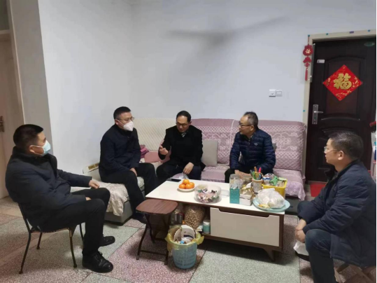 市產(chǎn)業(yè)集團(tuán)2023年春節(jié)前夕走訪慰問困難黨員和老黨員老干部477.png 市產(chǎn)業(yè)集團(tuán)2023年春節(jié)前夕走訪慰問困難黨員和老黨員老干部477.png