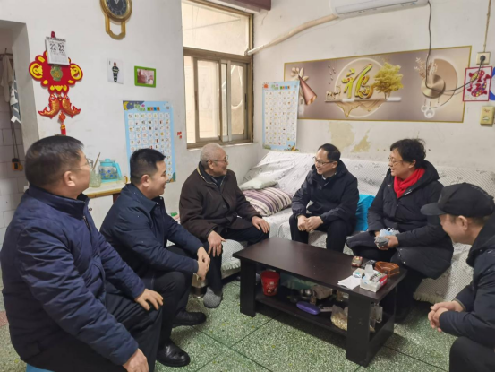黨建引領(lǐng)聚合力 走訪慰問暖人心—產(chǎn)業(yè)集團(tuán)開展春節(jié)走訪慰問老黨員活動48.png
